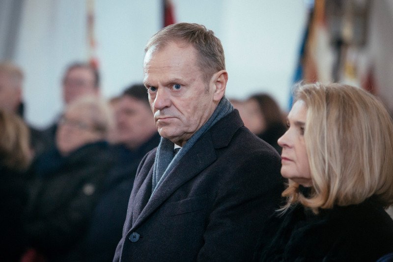 TVP przez niemal całą transmisję unikała pokazywania Donalda Tuska w Bazylice Mariackiej. Były premier trafił na ekrany dopiero przy słowach o robieniu kariery w oparciu o kłamstwo.