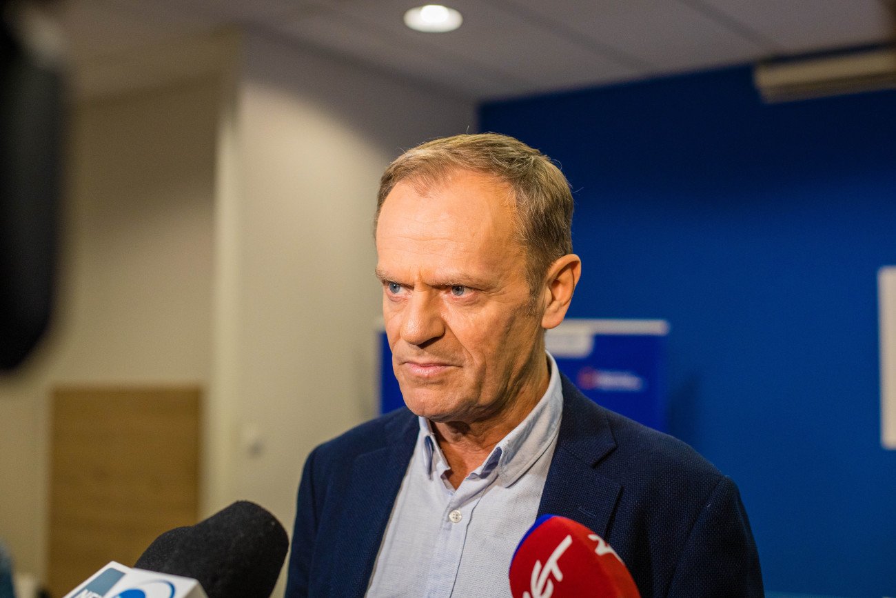 Czy Polacy chcieliby, aby Donald Tusk zaangażował się ponownie w Polską politykę? Zapytano o to w sondażu.