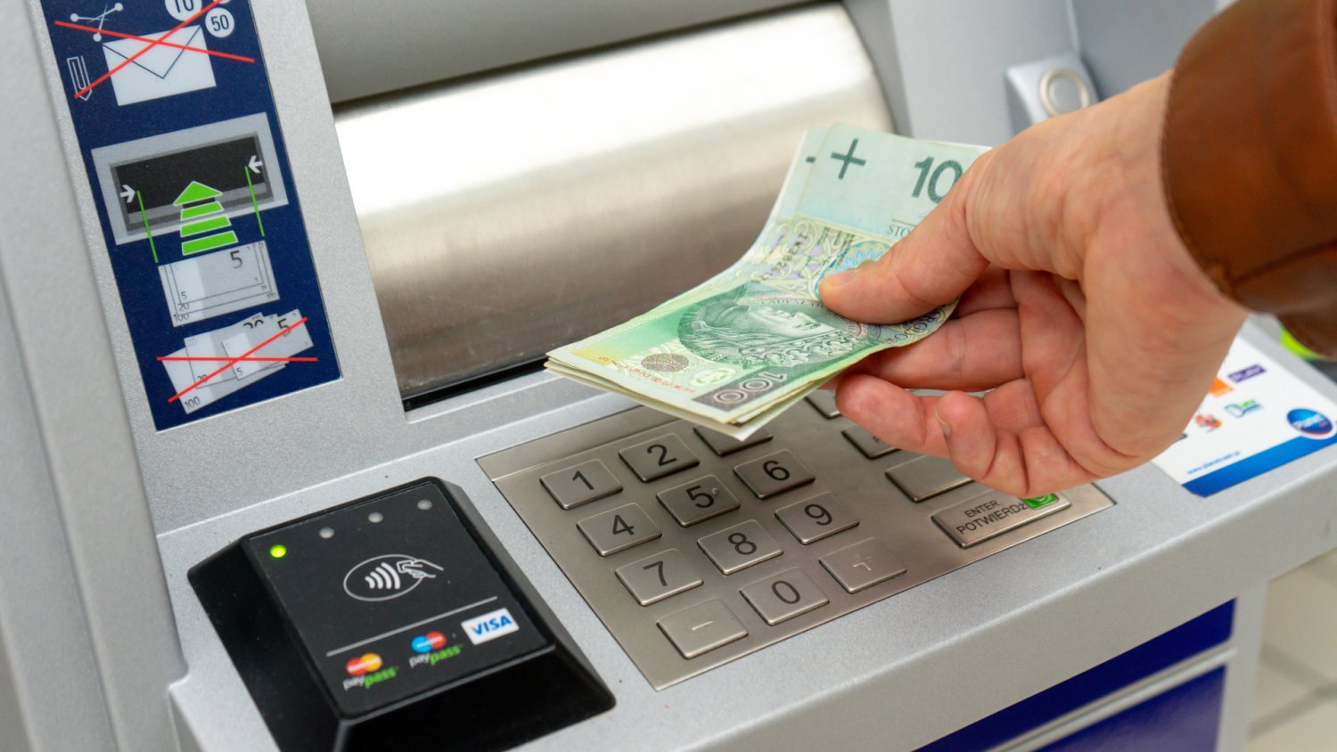 Nowe limity w bankomatach od 19 lutego. Więcej gotówki nie wypłacisz