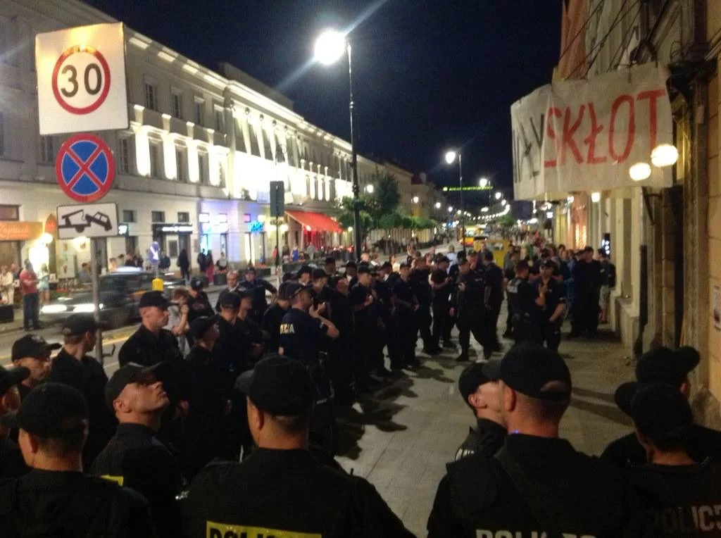 policja przed dawnym Nowym Wspaniałym Światem