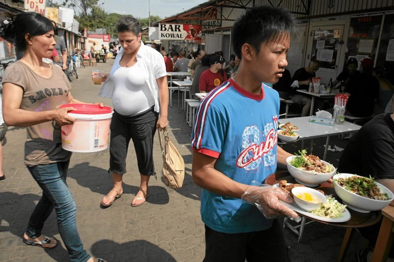 Wielu emigrantów pracuje na bazarach i w gastronomii. Zdjęcie jest tylko ilustracją do tekstu.