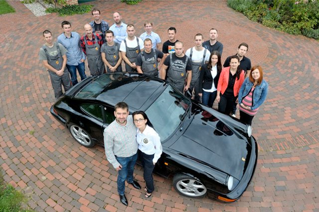 Właściciele (stojący przed autem ) i pracownicy firmy Teile, sprzedającej używane części do Porsche