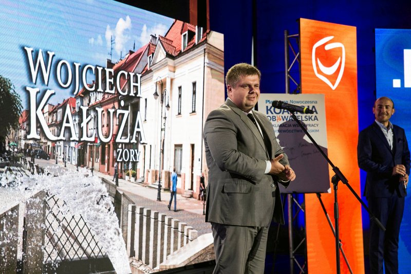 Wojciech Kałuża z Borysem Budką w tle na wiosennej prezentacji kandydata Koalicji Obywatelskiej na prezydenta Żor. Teraz, jesienią, Kałuża zdecydował się wesprzeć PiS.