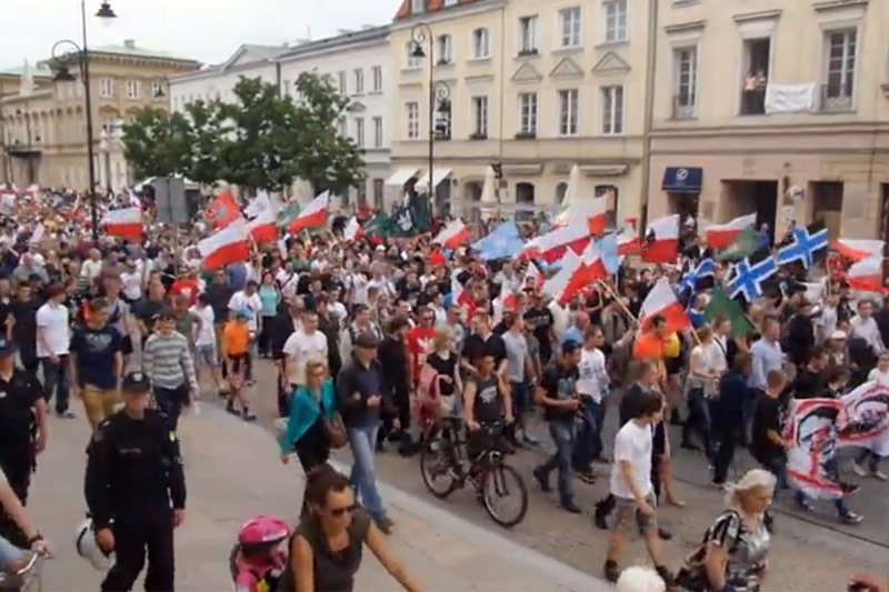 Tysiące sympatyków skrajnej prawicy wyszło w sobotę na ulice Warszawy, by domagać się obalenia obecnego ustroju.