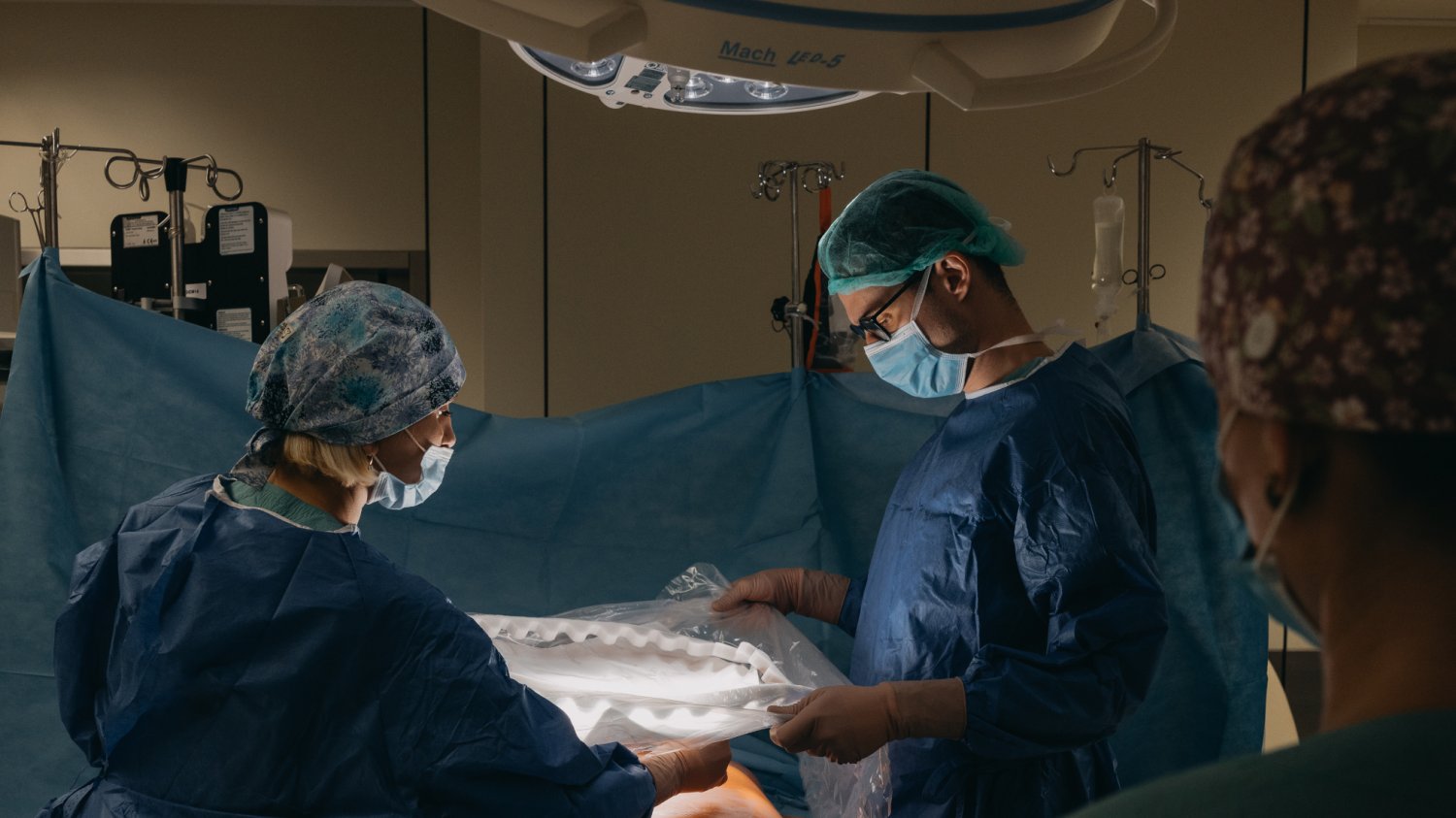 Koordynator transplantacyjny jest jak dyrygent. Musi zgrać zespoły pobraniowe z całej Polski, żeby spotkały się w jednym miejscu, o jednym czasie. Koordynator transplantacyjny jest jak dyrygent. Musi zgrać zespoły pobraniowe z całej Polski, żeby spotkały się w jednym miejscu, o jednym czasie.