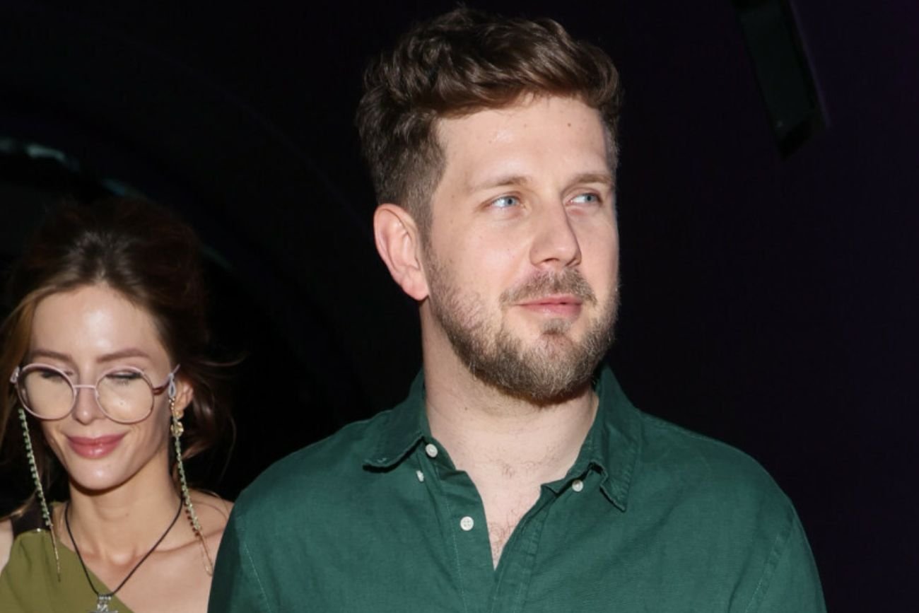 Królikowski obok polityków PiS protestuje przeciwko edukacji zdrowotnej w szkołach.