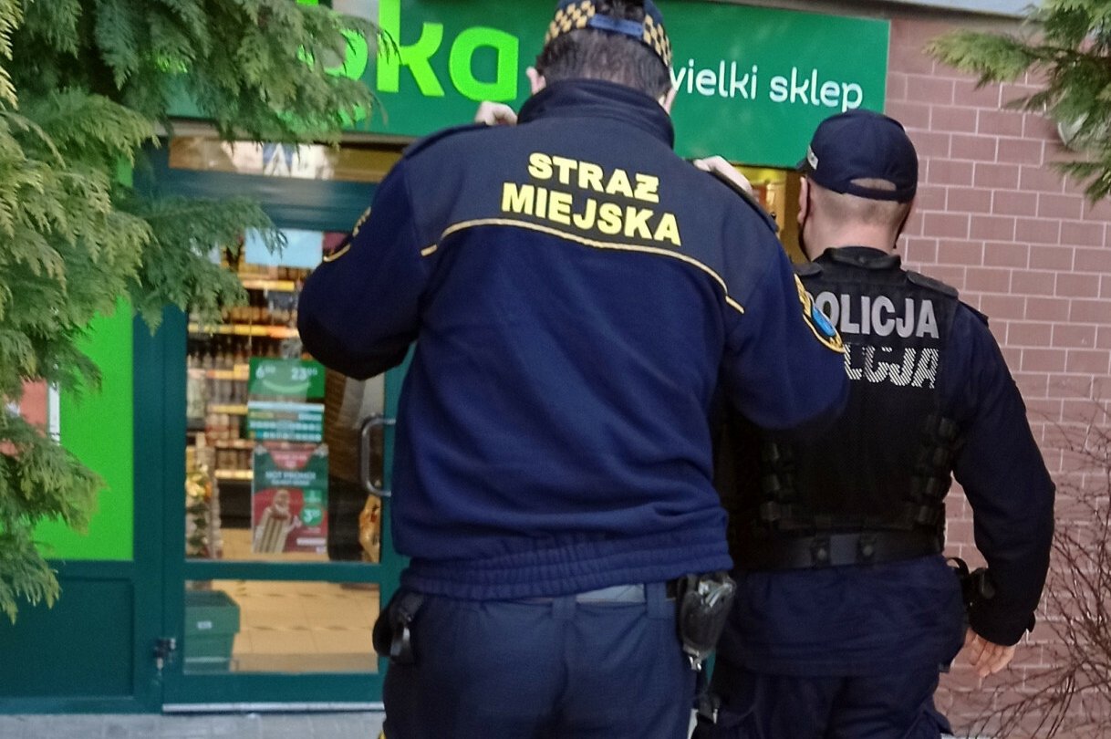 Policja w sklepie. Zdjęcie ilustracyjne.