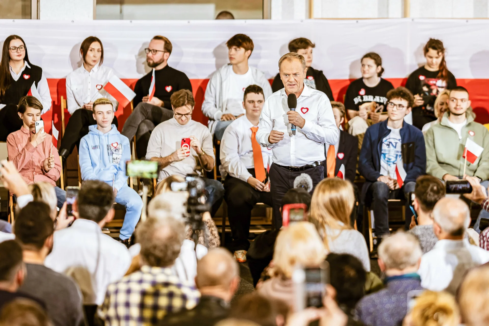 Podczas spotkania z Donaldem Tuskiem we Wrocławiu sympatycy obozu demokratycznego mieli przyklejone do ubrań biało-czerwone papierowe serduszka.