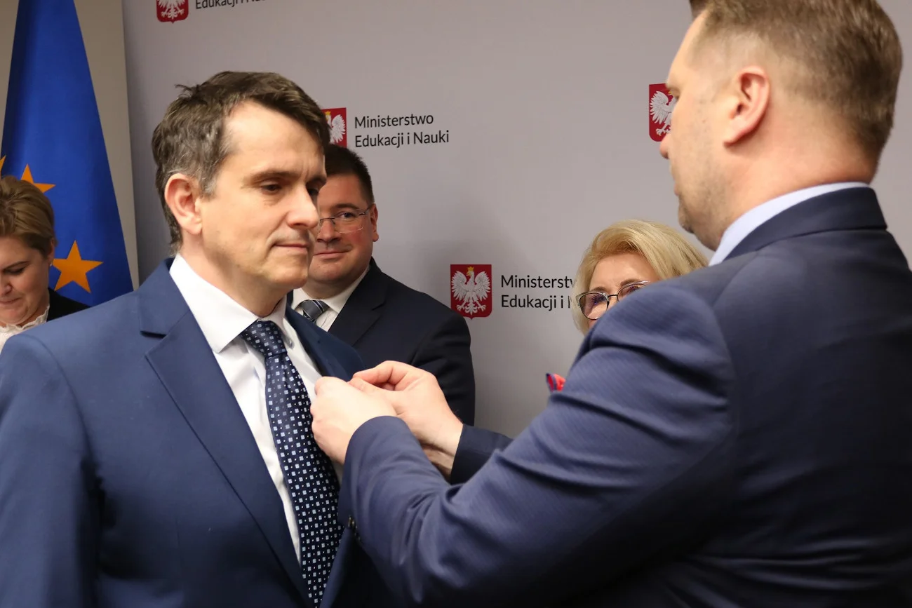 Przemysław Czarnek przyznał najważniejsze odznaczenie w edukacji autorom kampanii billboardowej z płodami.