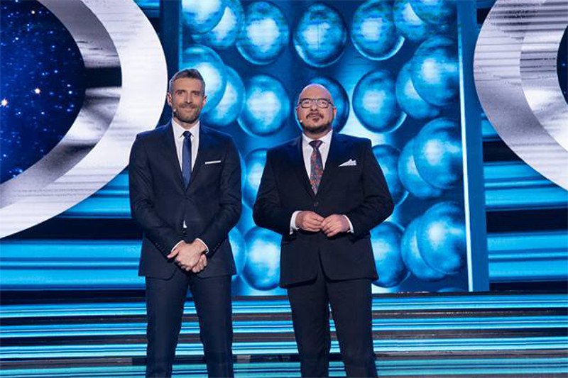 Piotr Gąsowski i Maciej Dowbor prowadzą program "Twoja twarz brzmi znajomo" na antenie telewizji Polsat.