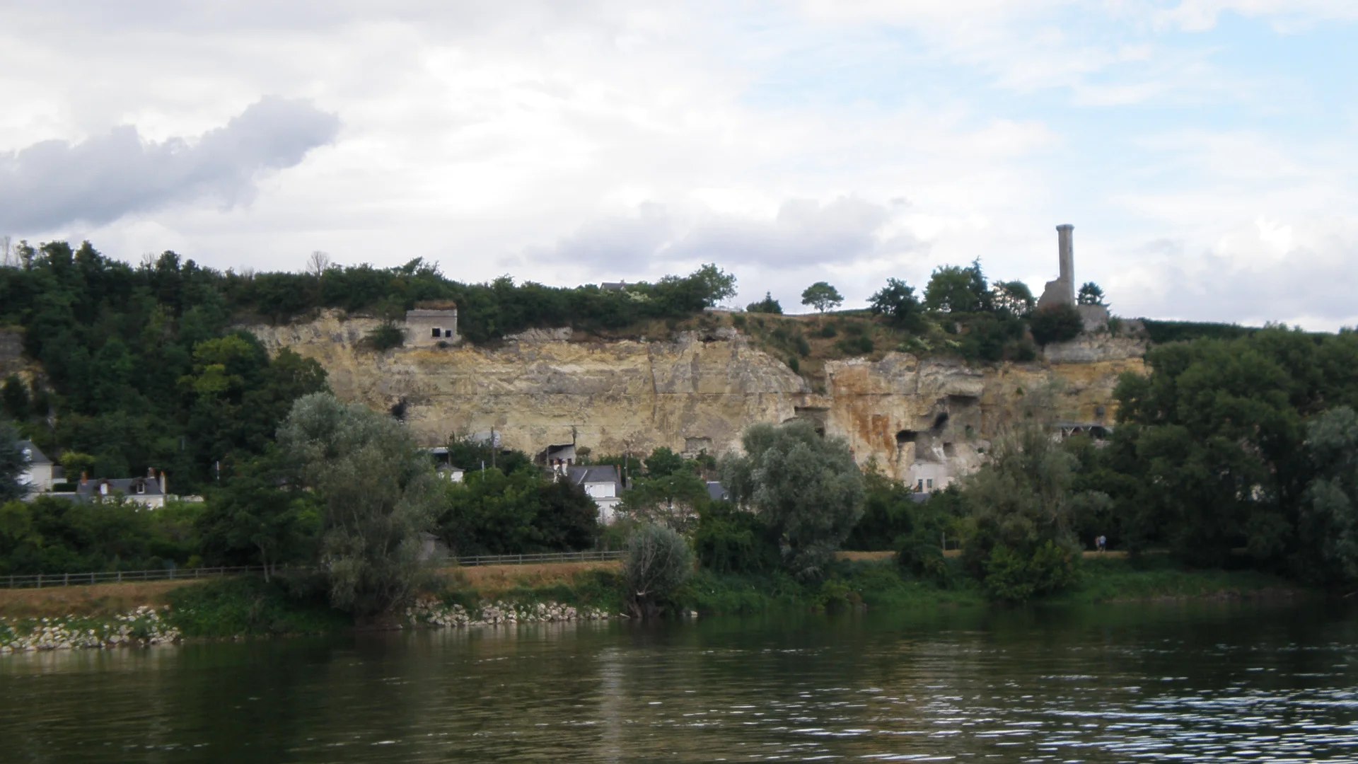 Widok ze statku wycieczkowego po Loarze na Rochecorbon, uroczą miejscowość znaną z  zamieszkałych grot ( troglodytes )