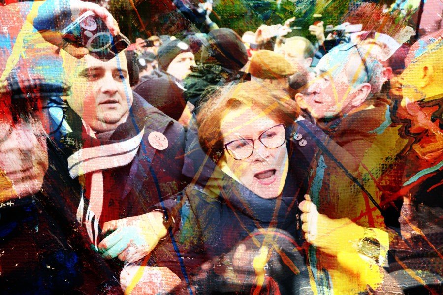 Posłowie PiS przepychający się z funkcjonariuszami Straży Marszałkowskiej przed Sejmem.