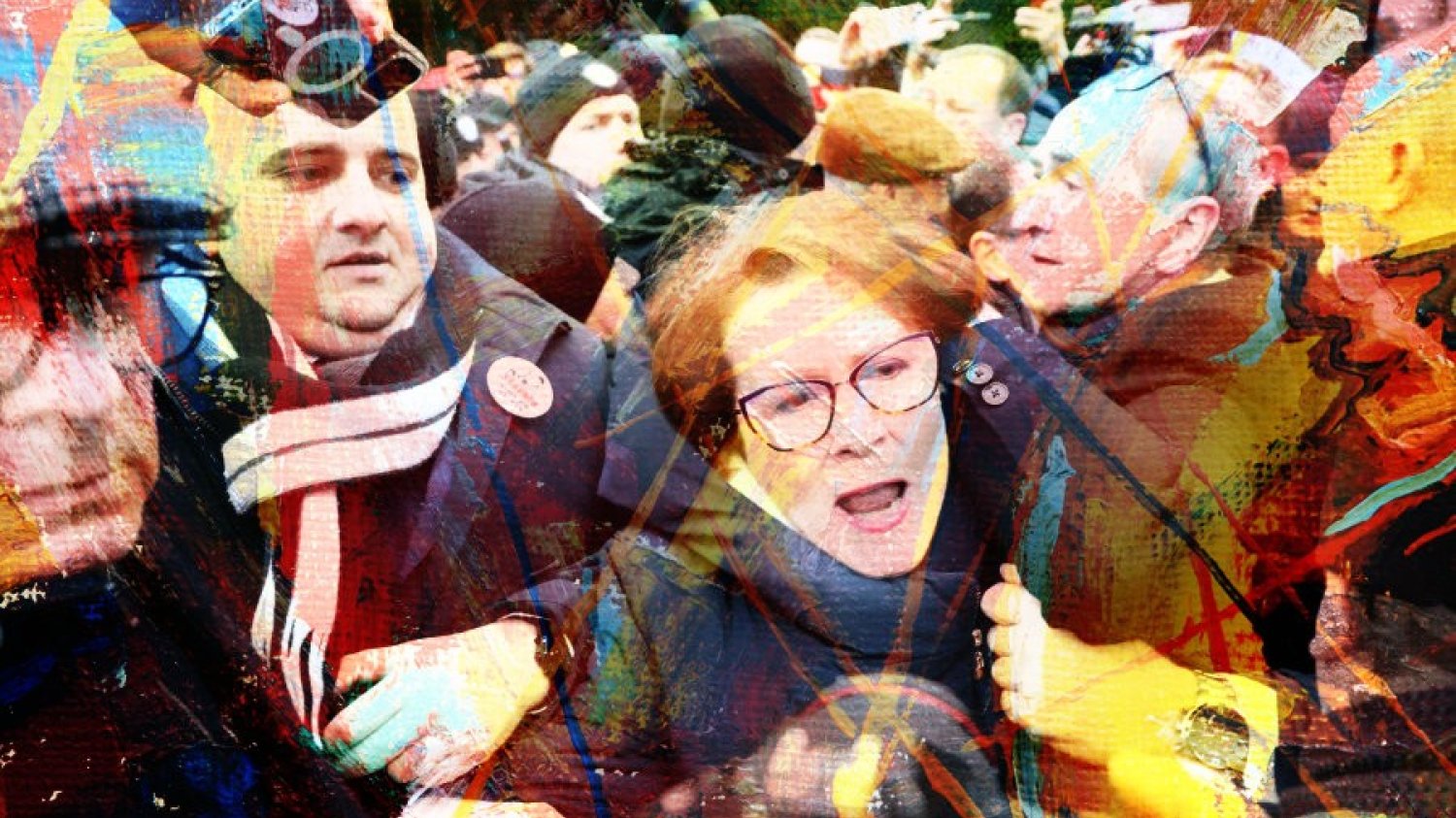Posłowie PiS przepychający się z funkcjonariuszami Straży Marszałkowskiej przed Sejmem.