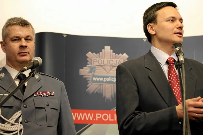 Od lewej nowy Komendant Główny Policji podinsp. Marek Działoszyński i szef resortu, Jacek Cichocki.