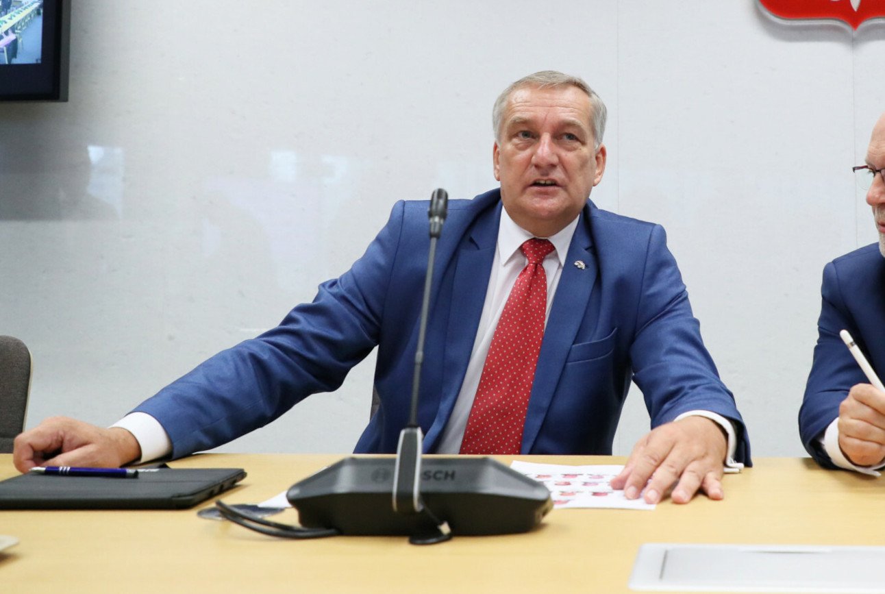 Wpadka posła Lewicy. Szczepański dosadnie skomentował spóźnienie ministra.