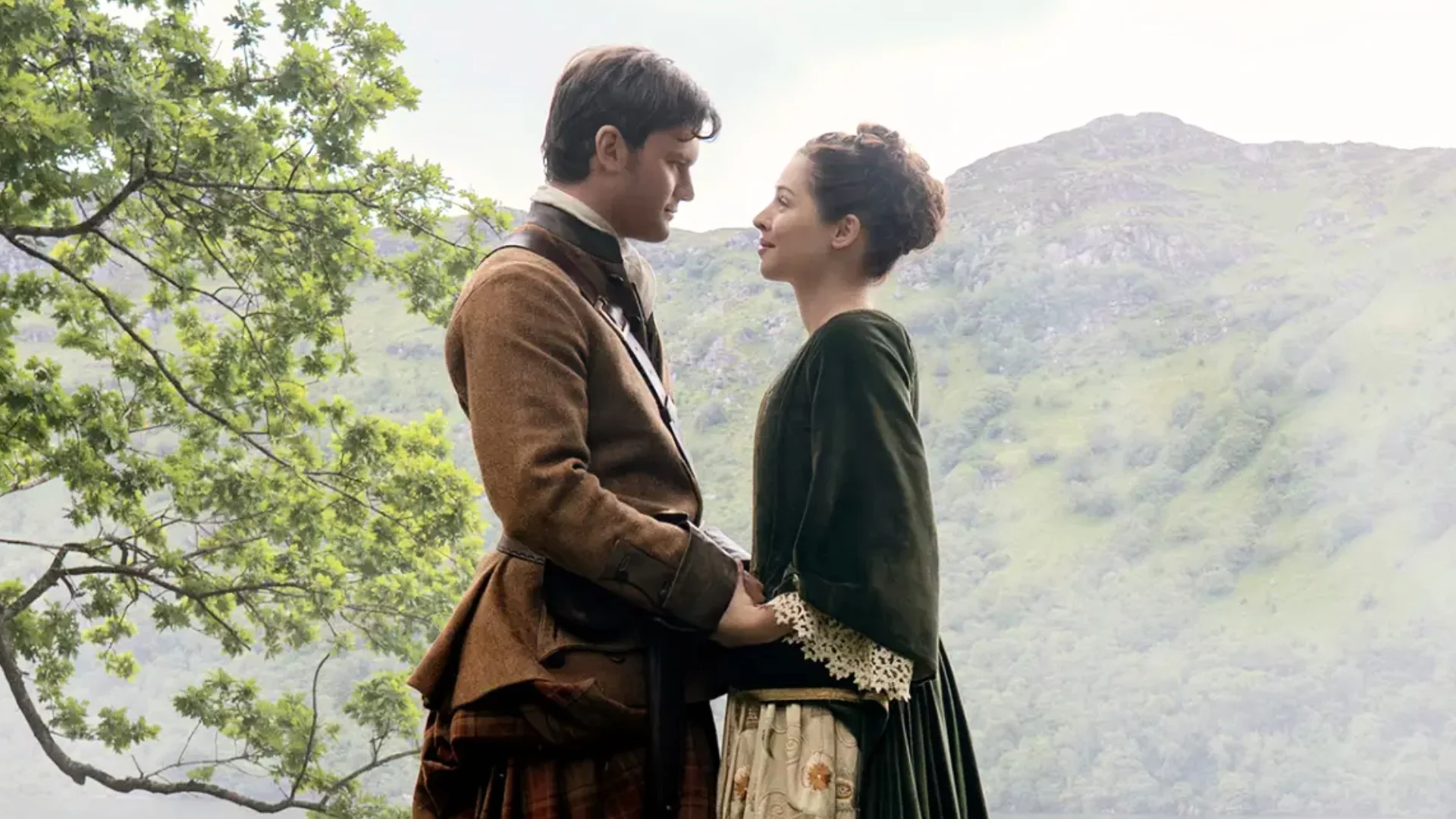 Hermione Corfield i Jeremy Irvine jako Julia i Henry w serialu "Outlander: Krew z krwi"