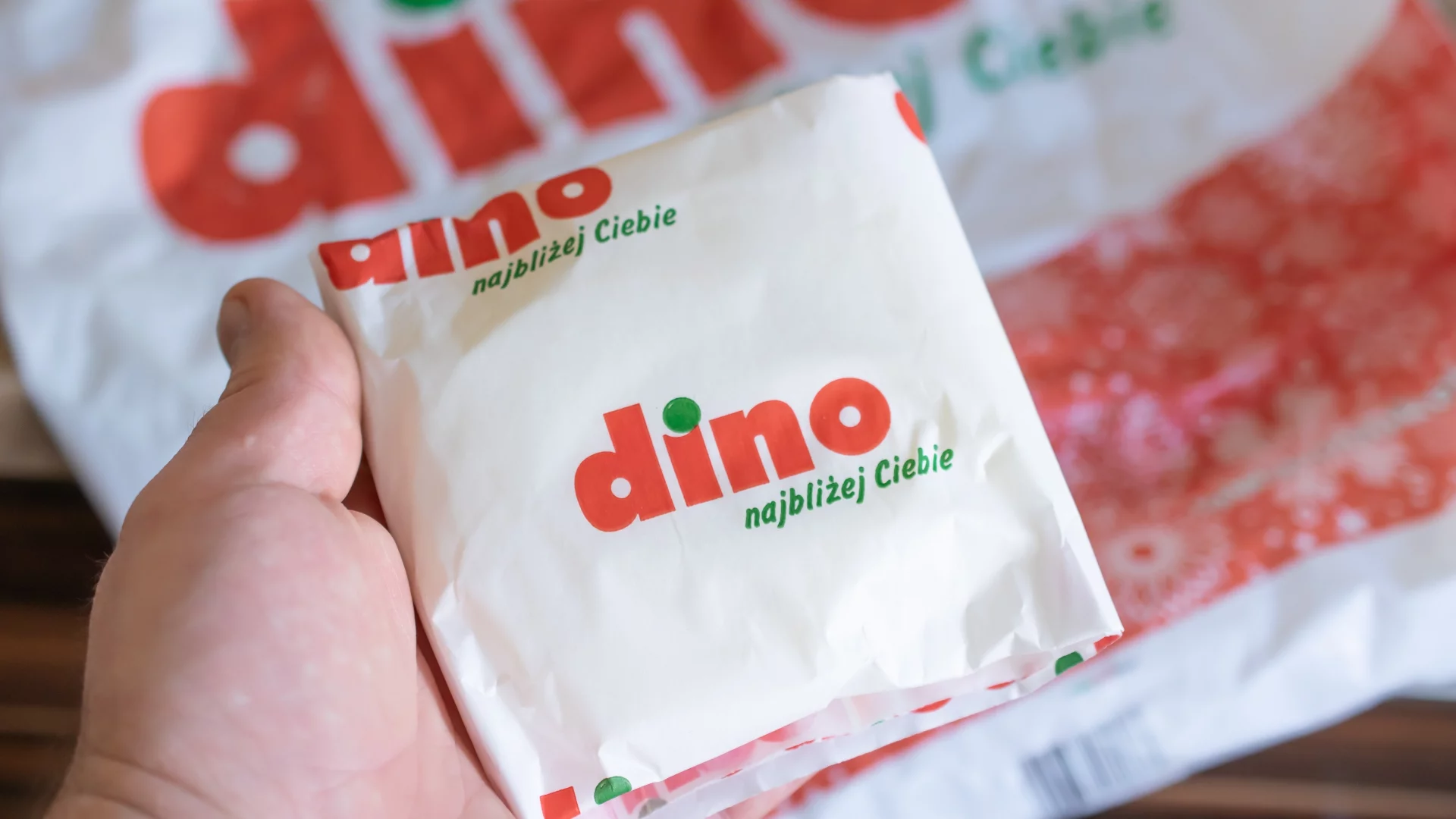 Tanie mięso w Dino to tajemnica sukcesu sieci. Wyszło na jaw, skąd pochodzi