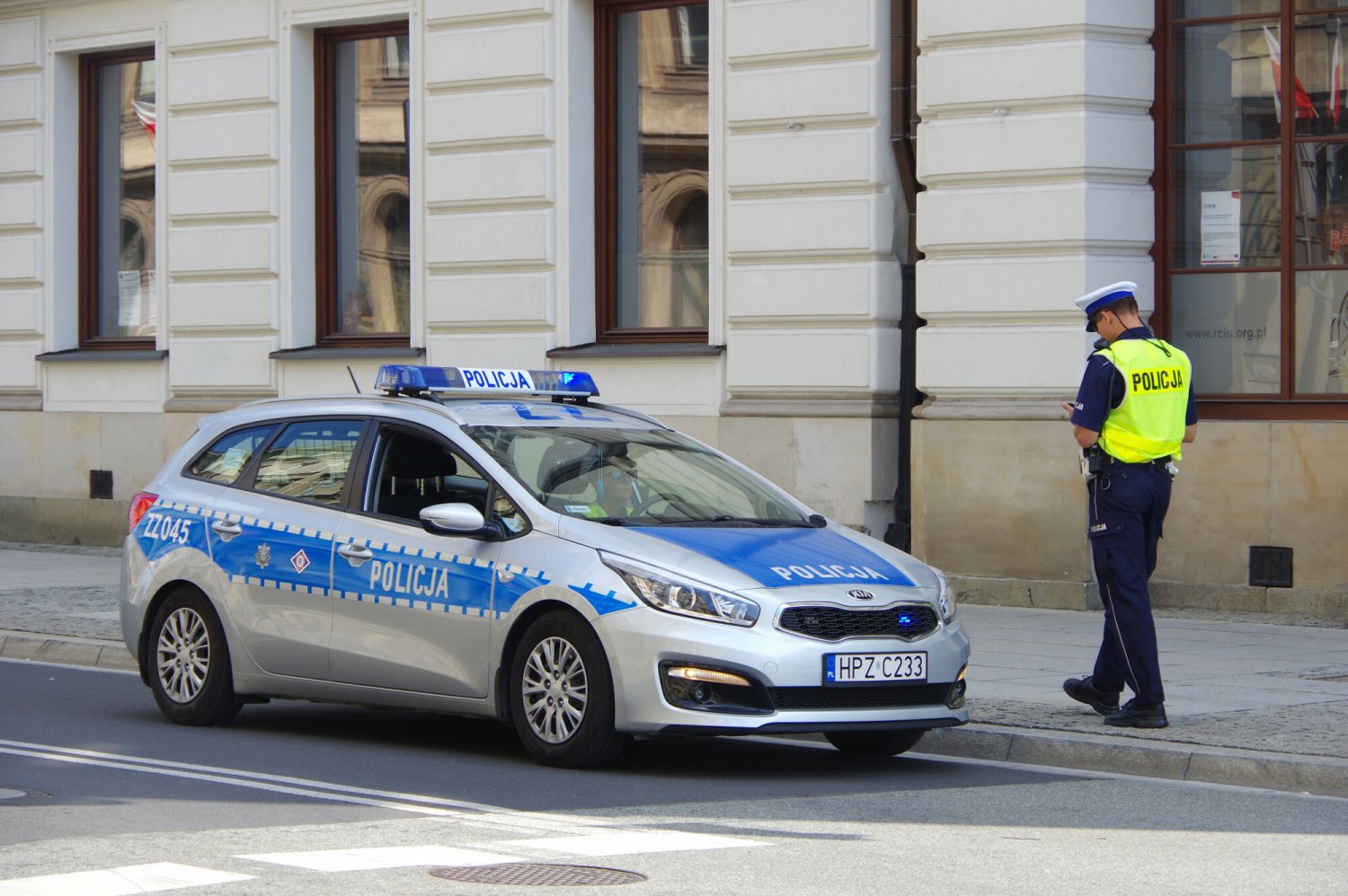 Coraz więcej policjantów idzie na L4.