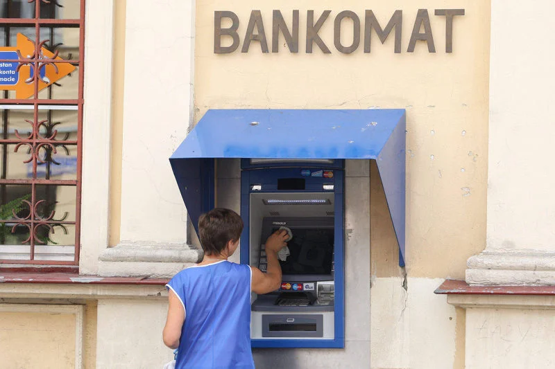 Gdyby Polacy zaczęli szturmować bankomaty w celu wypłacenia swoich oszczędności, mogłoby dojść do paraliżu systemu zasilania bankomatów.