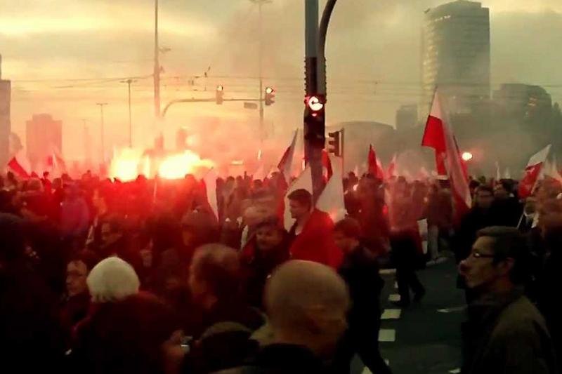 Scena z parady niepodległości w Warszawie.