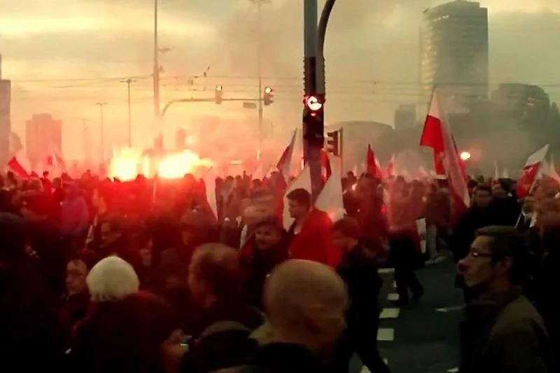 Scena z parady niepodległości w Warszawie.