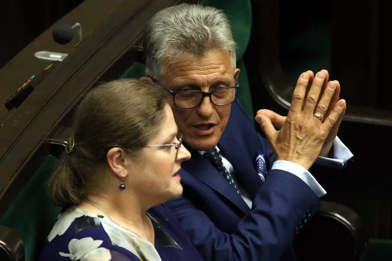 Chodzi o przepisy dotyczące wieku sędziów.