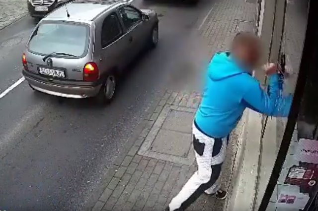 Mężczyzna w Lublińcu nie pierwszy raz rozbił witrynę sklepową w Lublińcu. Tym razem kara przyszła szybciej niż mógł się spodziewać.