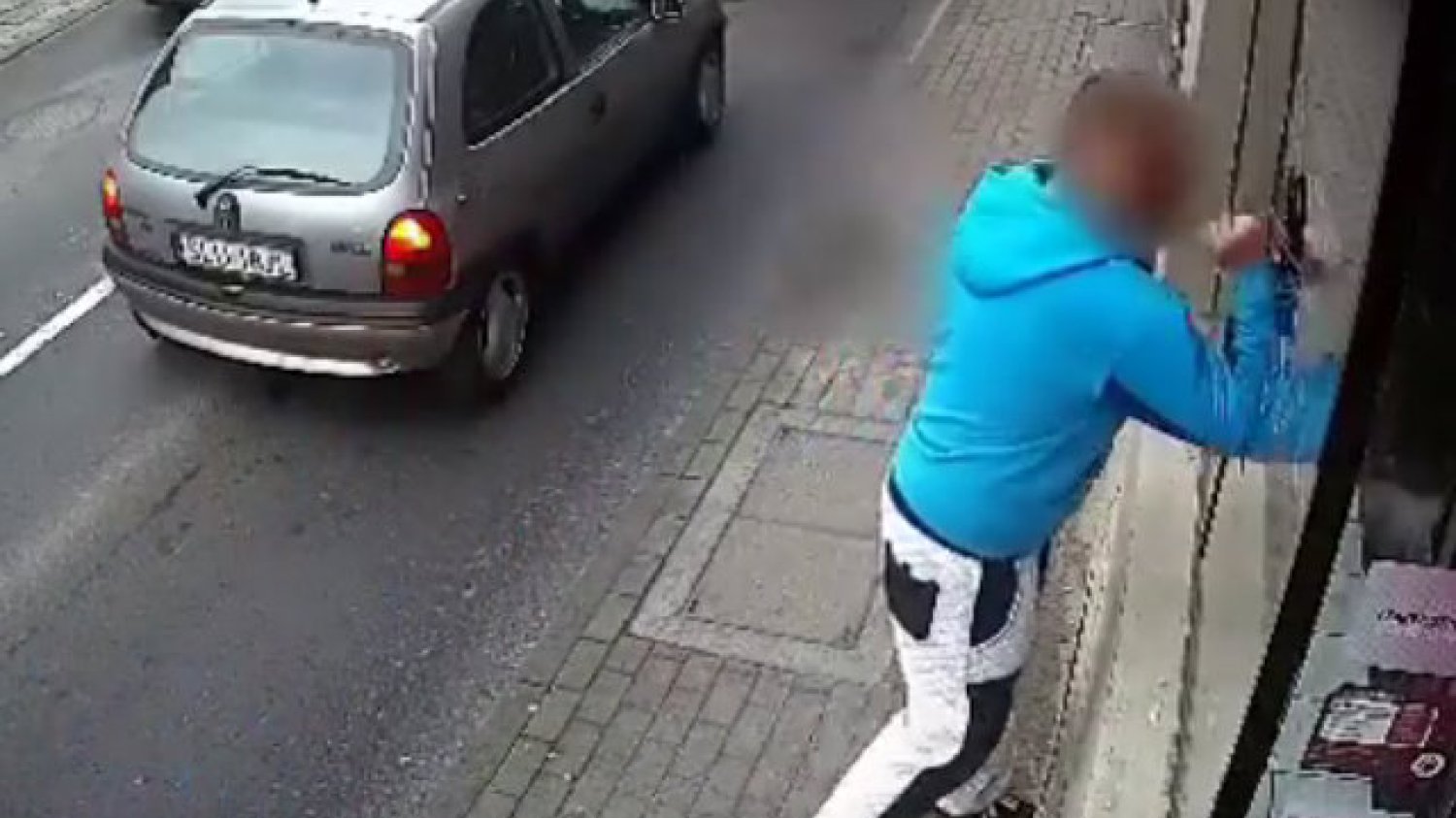 Mężczyzna w Lublińcu nie pierwszy raz rozbił witrynę sklepową w Lublińcu. Tym razem kara przyszła szybciej niż mógł się spodziewać.