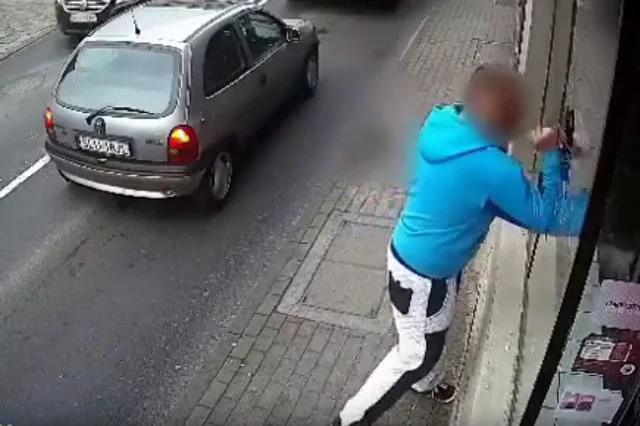 Mężczyzna w Lublińcu nie pierwszy raz rozbił witrynę sklepową w Lublińcu. Tym razem kara przyszła szybciej niż mógł się spodziewać.