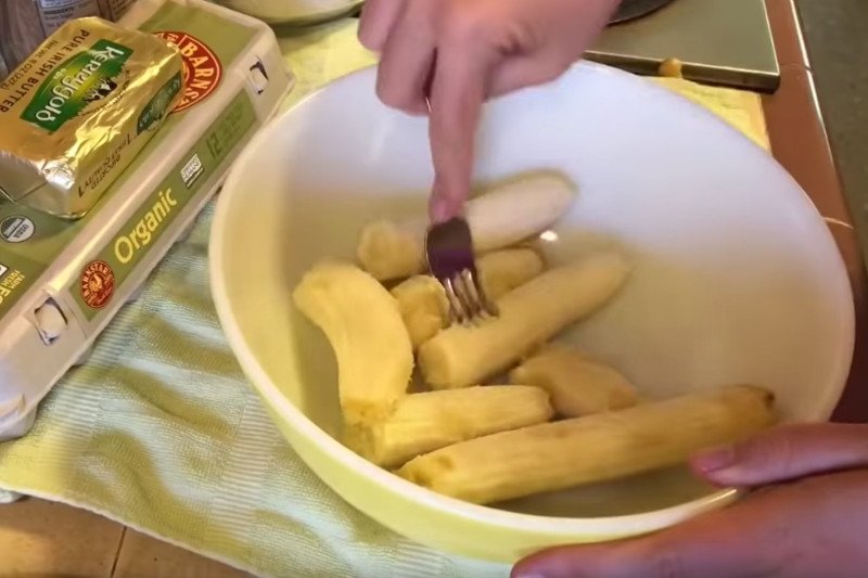 Dlaczego w czasie epidemii ludzie pieką chleb bananowy? Moda dotarła do Polski. Moda na chleb bananowy. W Polsce też pieką go w czasie kwarantanny