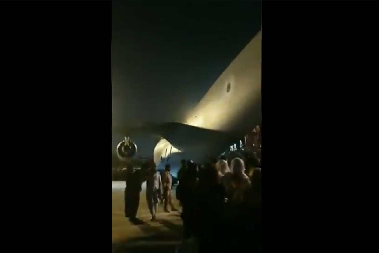 Chaos na lotnisku w Kabulu. Tysiące osób w panice próbowało opuścić kraj.