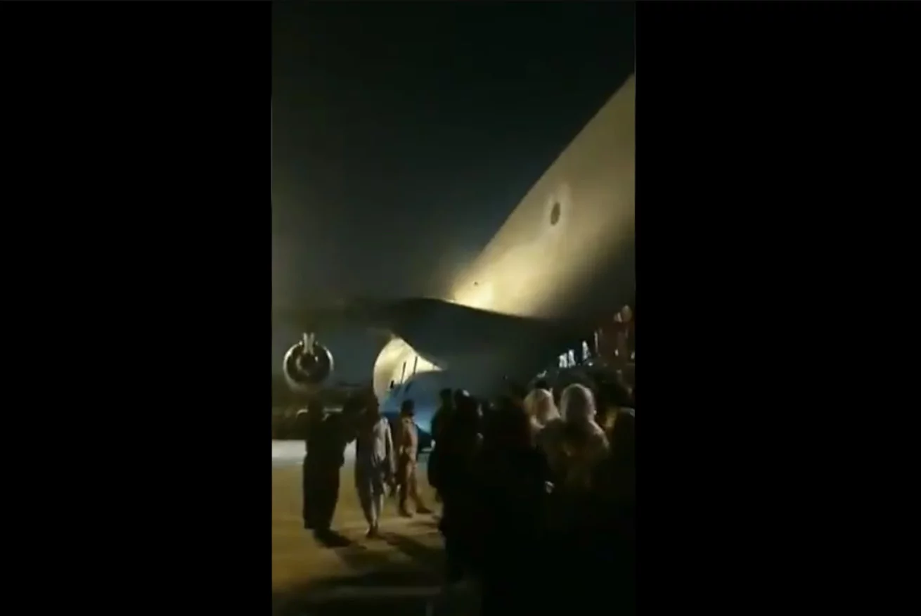 Chaos na lotnisku w Kabulu. Tysiące osób w panice próbowało opuścić kraj.