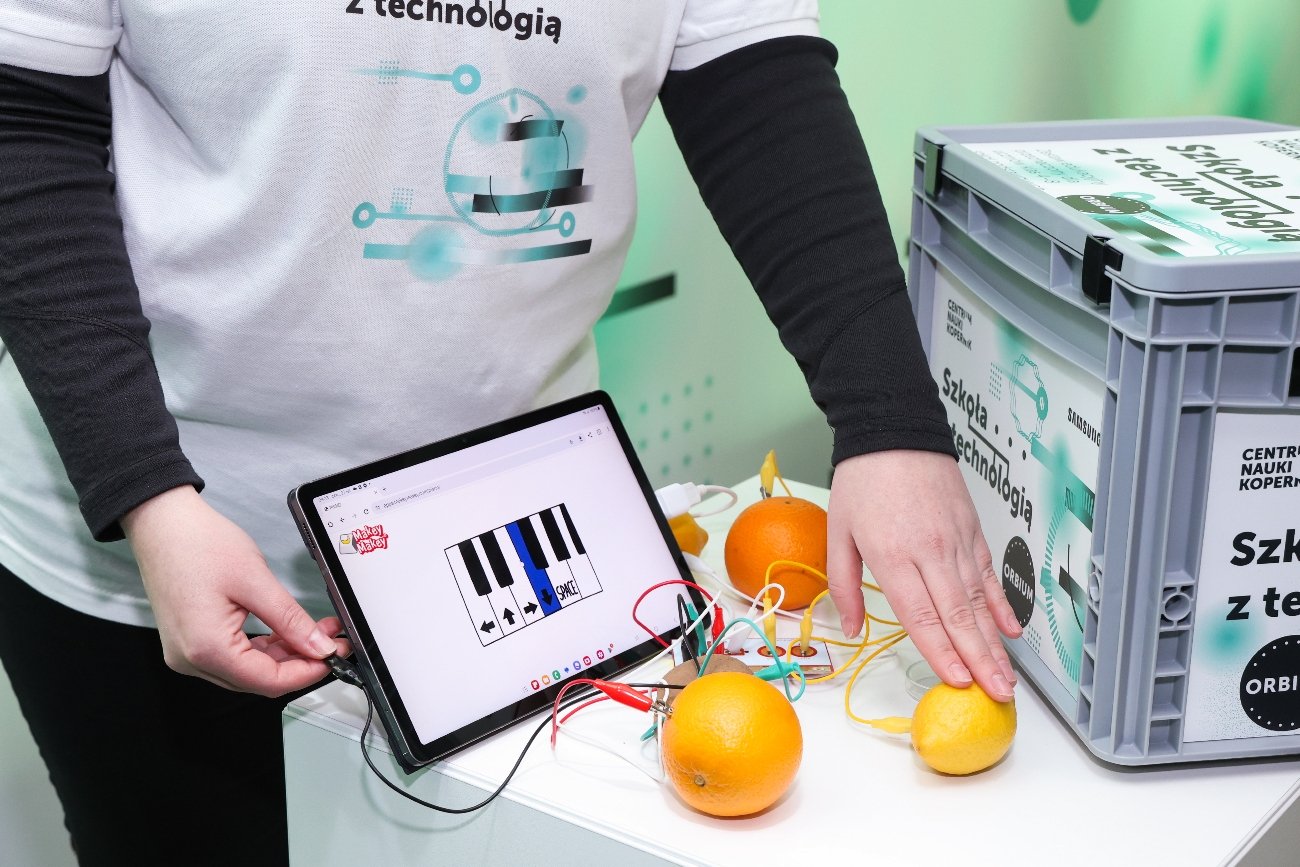 ORBIUM. Tak nazywa się nowe narzędzie edukacyjne, które powstało dzięki współpracy firmy technologicznej Samsung i warszawskiego Centrum Nauki Kopernik w ramach wspólnego projektu badawczo-rozwojowego "Szkoła z technologią".