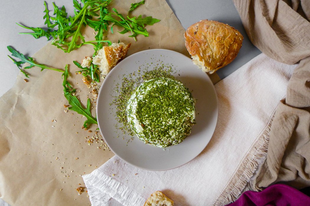 Ser krowi lekko solony z ziołami prowansalskimi z Manufaktury Wiejskiej Racibory