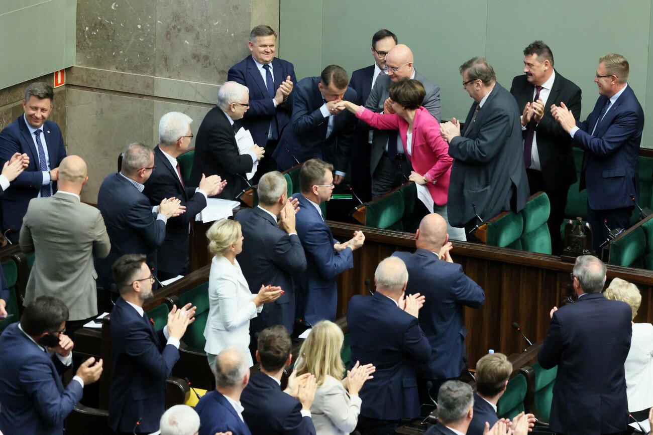 Polski rząd liczy obecnie ponad 100 osób, ma 17 ministerstw i aż 49 sekretarzy.