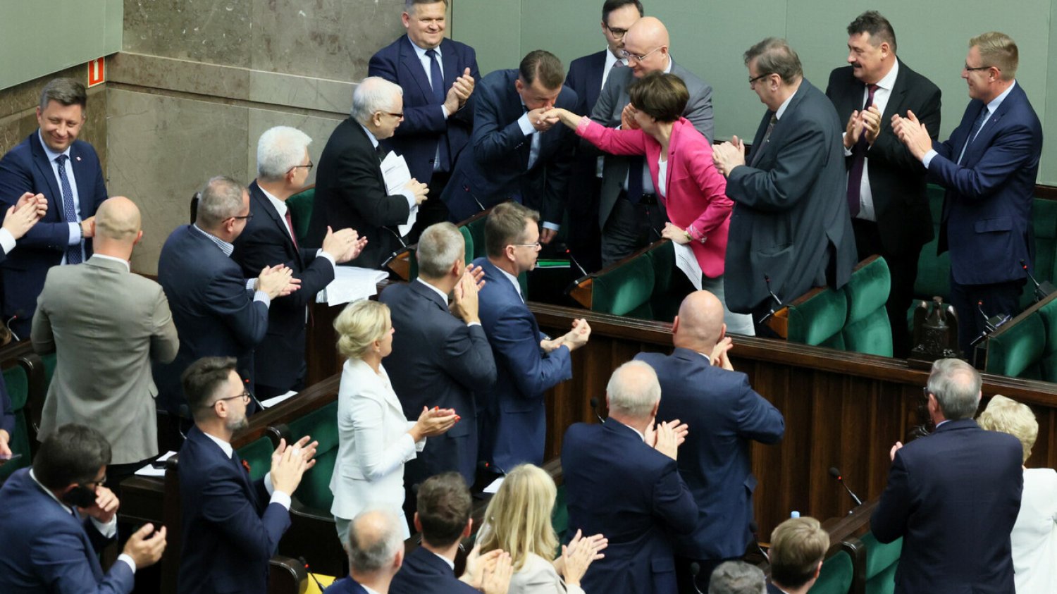 Polski rząd liczy obecnie ponad 100 osób, ma 17 ministerstw i aż 49 sekretarzy.