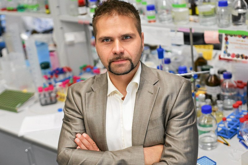 Profesor Krzysztof Pyrć, kierownik Pracowni Wirusologii z Małopolskiego Centrum Biotechnologii Uniwersytetu Jagiellońskiego, stworzył substancję, która hamuje koronawirusa.