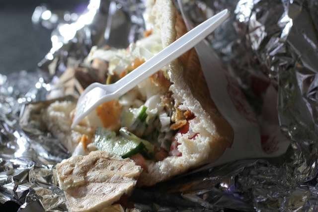 Kebab obficie okraszony sosem czosnkowym potrafi śmierdzieć na cały pojazd