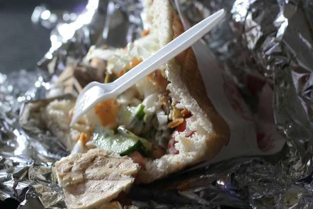 Kebab obficie okraszony sosem czosnkowym potrafi śmierdzieć na cały pojazd