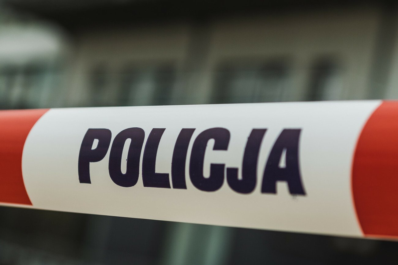 Kobyla Góra. Prokuratura ujawniła, co było przyczyną śmierci dwóch sióstr taśma policyjna, zdjęcie ilustracyjne