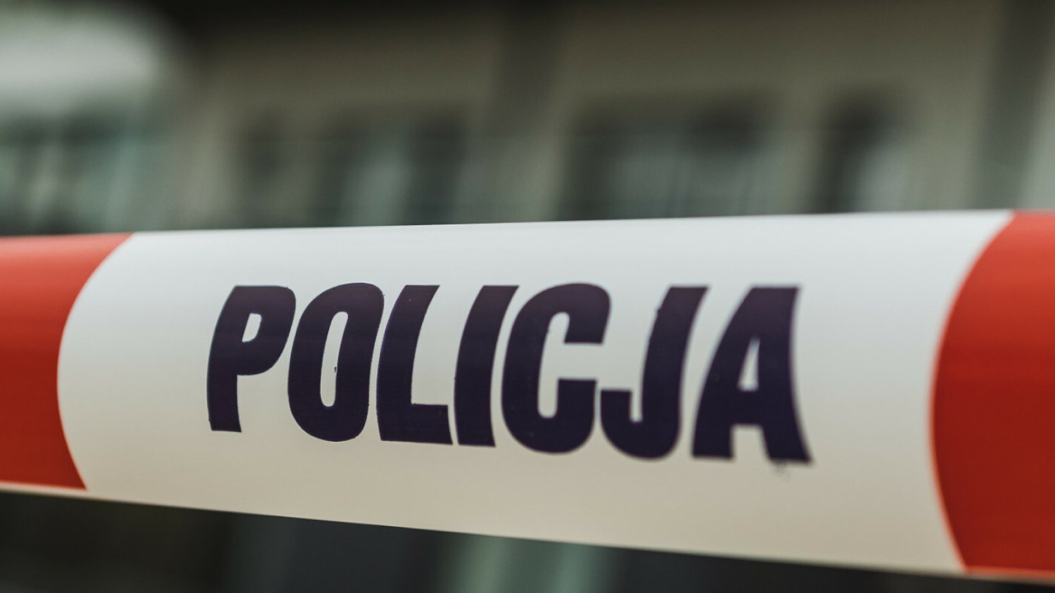 Kobyla Góra. Prokuratura ujawniła, co było przyczyną śmierci dwóch sióstr taśma policyjna, zdjęcie ilustracyjne