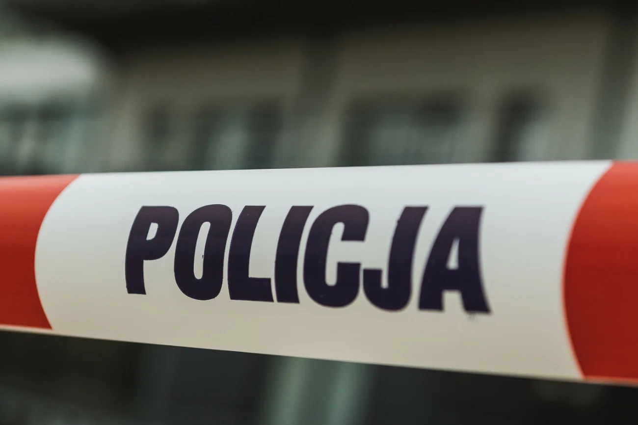 Kobyla Góra. Prokuratura ujawniła, co było przyczyną śmierci dwóch sióstr taśma policyjna, zdjęcie ilustracyjne