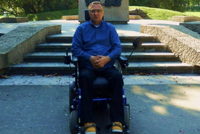 Sławek Szymski zbiera na nowy wózek, który pomoże mu w powrocie do pełnej samodzielności.