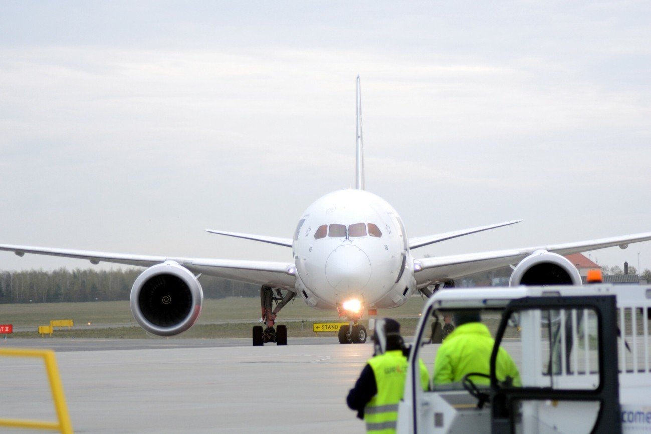 Samolot stojący na płycie lotniska.