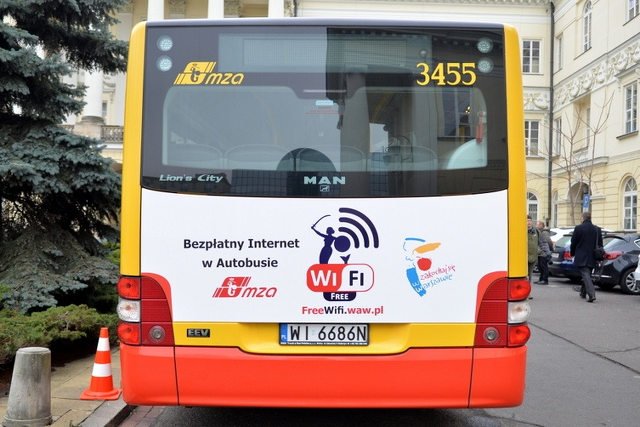 Po Warszawie jeżdżą już pierwsze autobusy z darmowym Wi-Fi