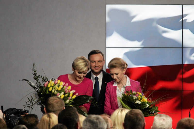 Andrzej Duda udaje, że nie jest z PiS.