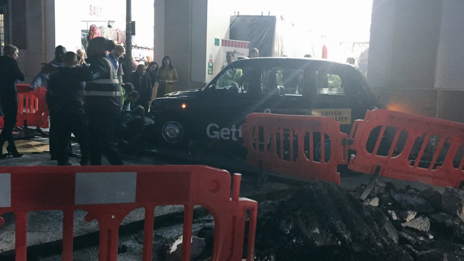 Taksówka wjechała w ludzi na Southampton Street.