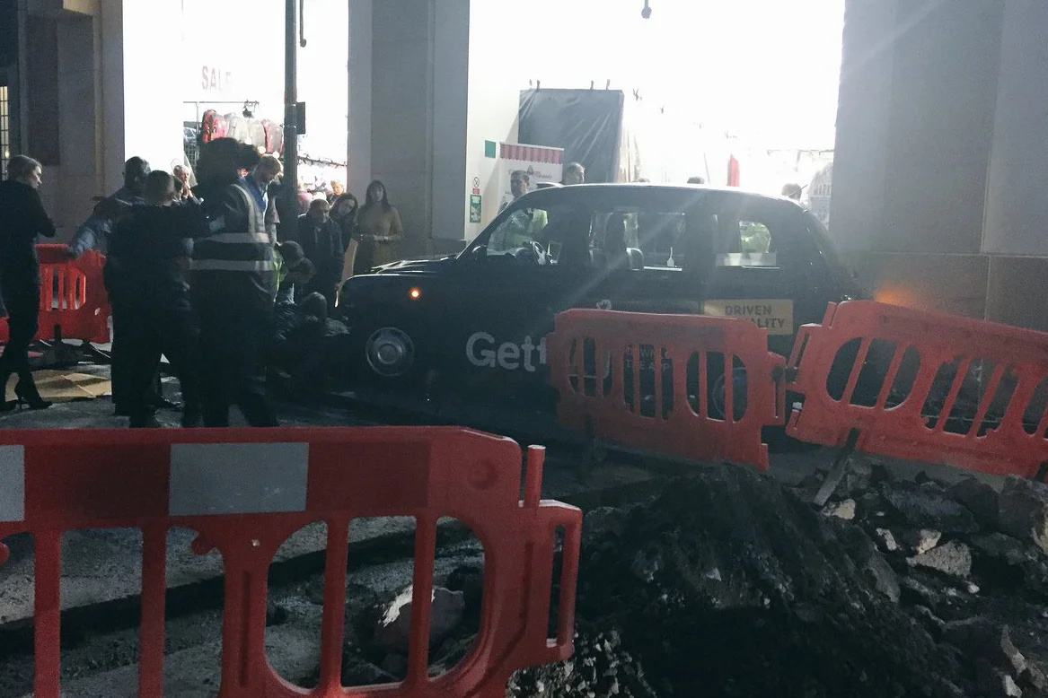Taksówka wjechała w ludzi na Southampton Street.