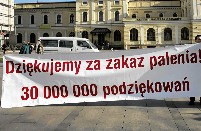 84 proc. Polaków jest zadowolonych z faktu, że palacze mogą palić jedynie w specjalnie przeznaczonych do tego strefach.