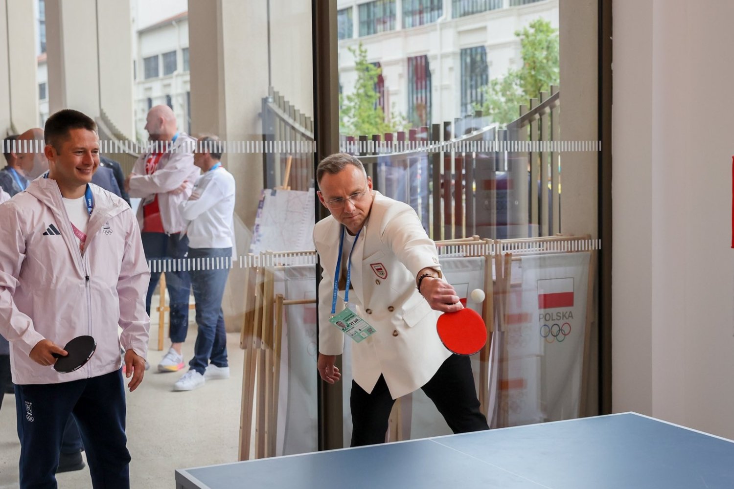 Duda dodał kolejny popis  w Paryżu. Po piłce chwycił za paletkę do tenisa.